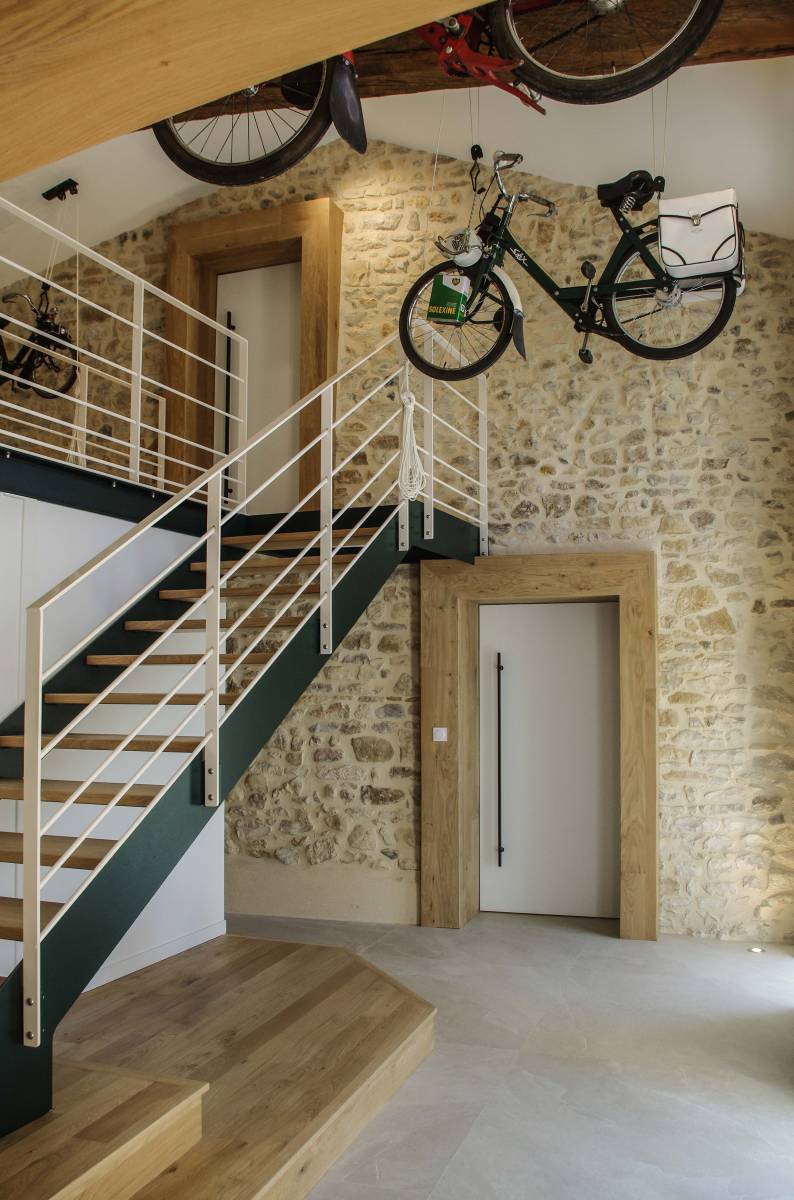 Entrée majestueuse d'une maison en pierres dorées rénovée