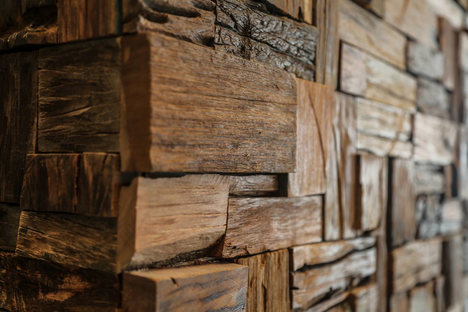 materiaux naturels pour un aménagement intérieur d'hotel tendance 2024