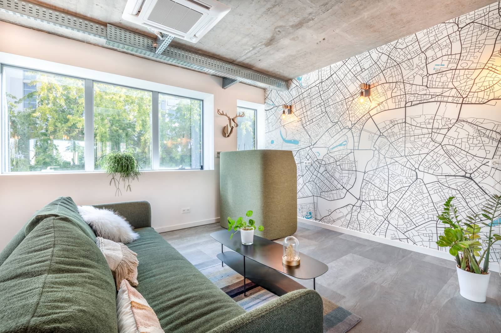 Espace détente dans un bureau en open space à Lyon