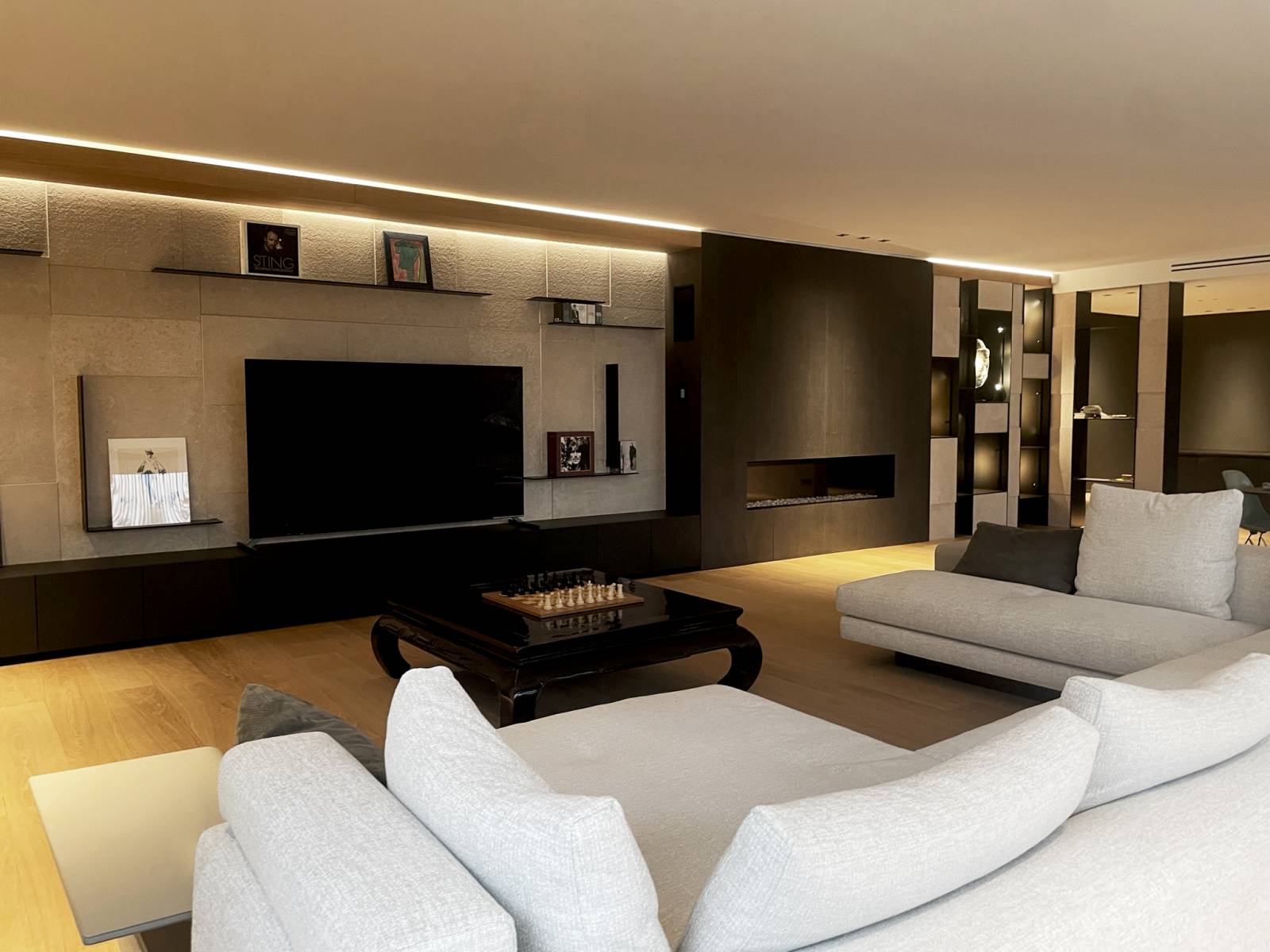 Aménagement d'un séjour dans une maison contemporaine 