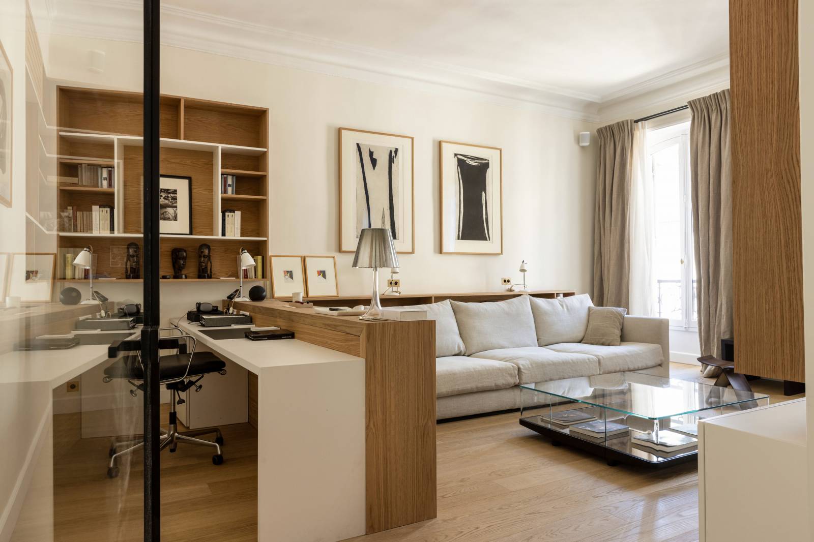 Aménagement d'un bureau isolé dans une pièce calme et reposante