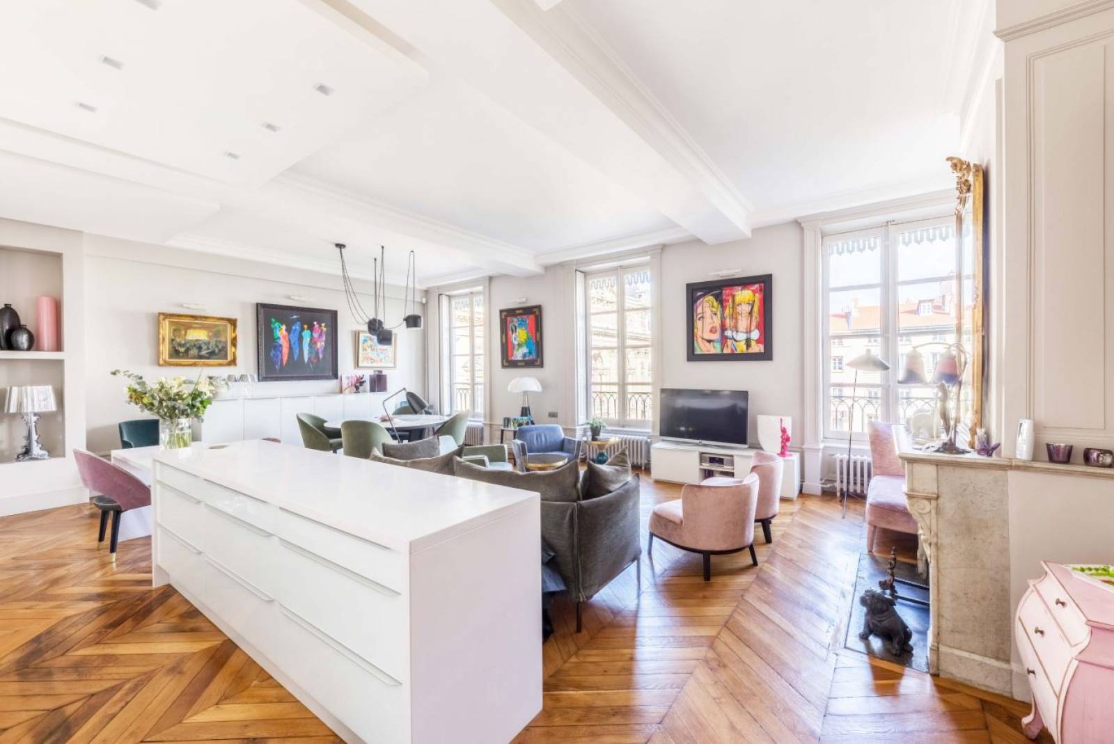 Agencement d'une grande pièce de vie dans un appartement à Lyon