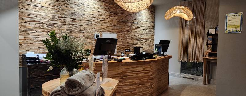 Agencement intérieur d'un comptoir d'accueil d'hôtel en Corse 
