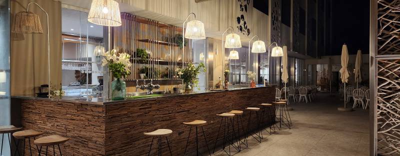 Design sur mesure d'un bar extérieur pour un hôtel en Corse