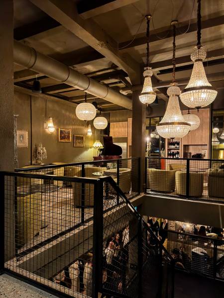 Agencement du piano bar à l'étage