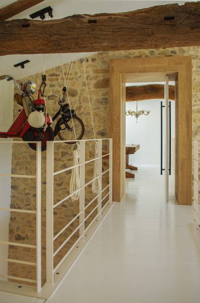 A l'étage, sur la passerelle avec vue sur le bureau