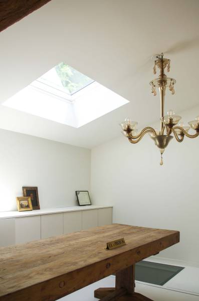 Bureau avec vitrage au sol pour apporter de la lumière naturelle dans la douche qui se trouve en dessous. 