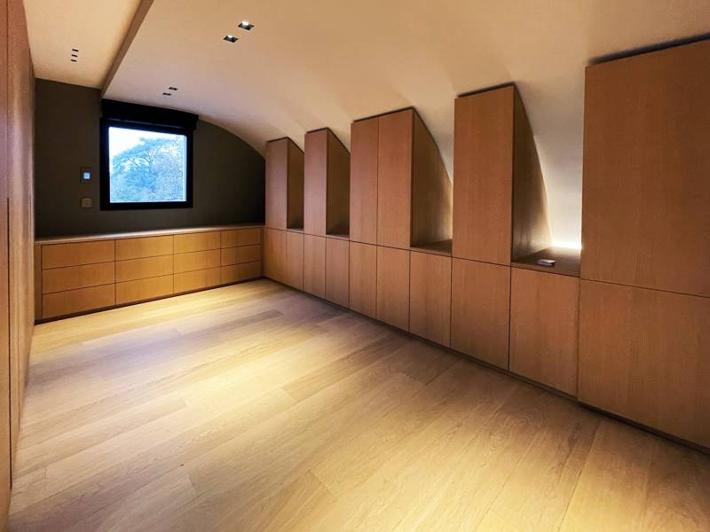 Dressing bois sur mesure pour maison contemporaine