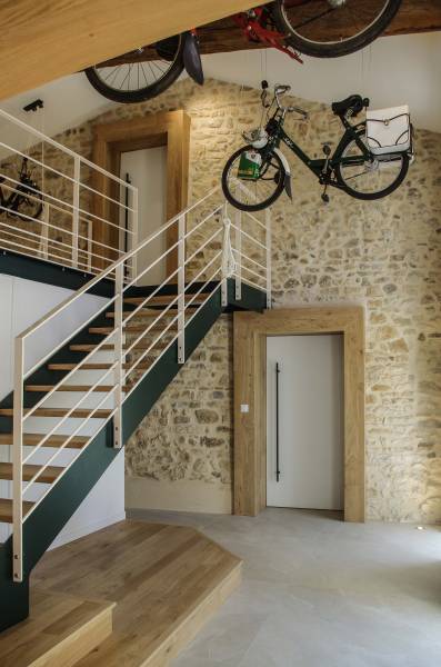 Entrée majestueuse d'une maison en pierres dorées rénovée