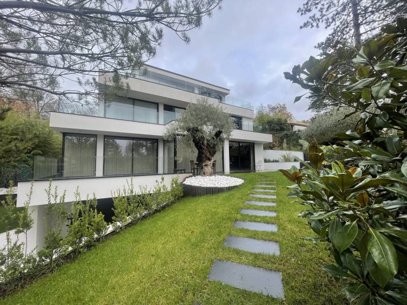 Extérieur d'une maison contemporaine à Sèvres