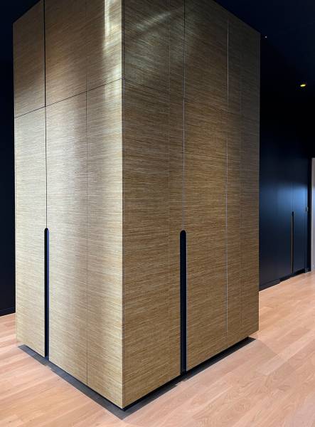 Aménagement d'un cube dans l'entrée d'un grand appartement haussmannien 