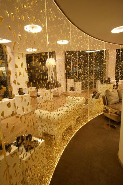 zoom sur la paroi Dacryl séparatrice d'espaces dans une boutique de chaussures