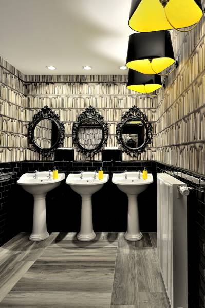 Décoration intérieur des toilettes d'un restaurant