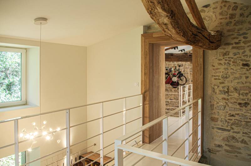 Passerelle surpombant les pièces de vie du rez de chaussée