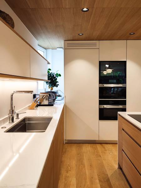 Cuisine agencée sur mesure dans un duplex parisien 