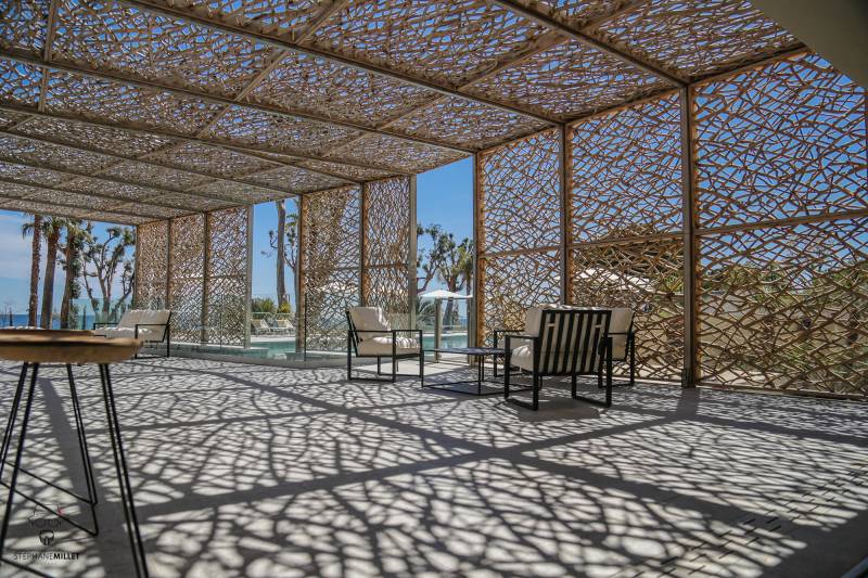Agencement d'une terrasse d'hôtel en Corse