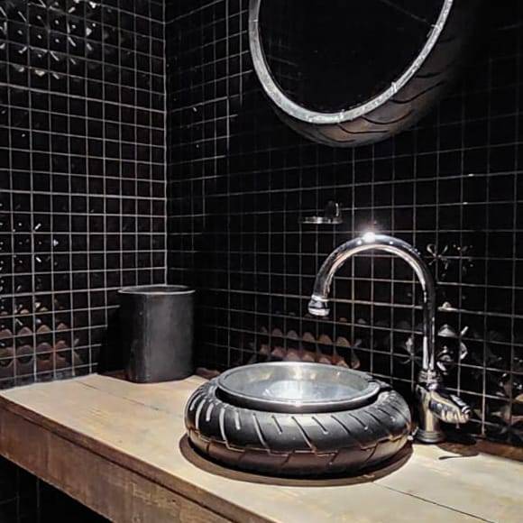 inspiration du voyage en moto pour l'aménagement de WC originaux