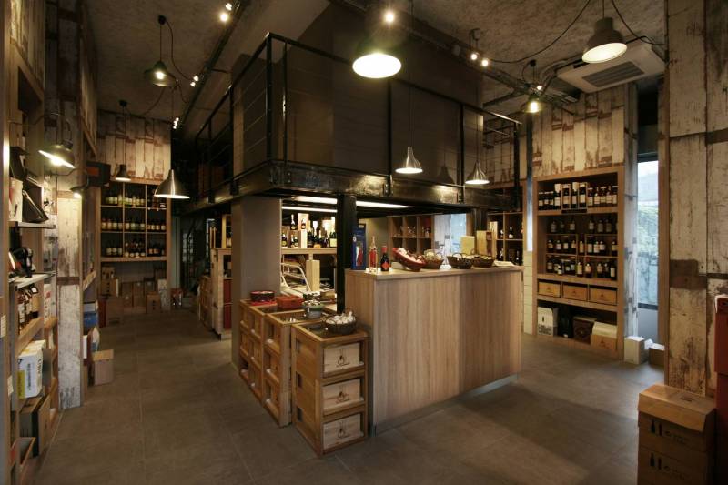 Agencement intérieur caviste à Monrant