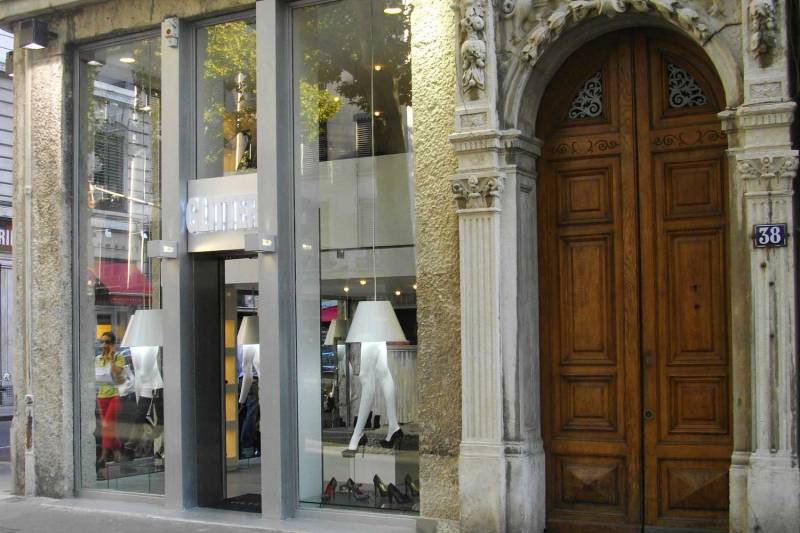 Vitrine d'un magasin de chaussures de luxe à Lyon