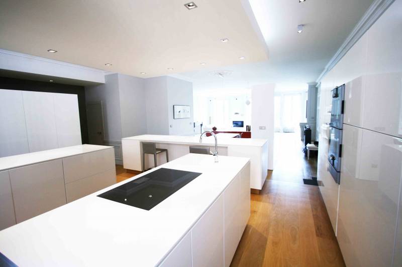 Aménagement sur mesure d'une cuisine blanche et chic