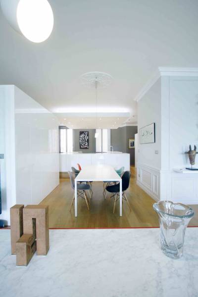 Aménagement intérieur sur mesure lumineux et blanc 