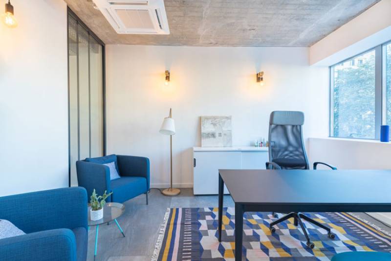 Photo d'un bureau cloisonné et isolé des autres 